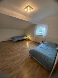 Postel nebo postele na pokoji v ubytování Monteurwohnung , 4 Schlafzimmer, 130qm, Balkon, einzige Wohneinheit im Haus, Parkplatz