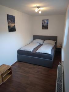 Posteľ alebo postele v izbe v ubytovaní Ferienwohnung Anton