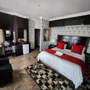 Un pat sau paturi într-o cameră la Casa Grande Guest Lodge