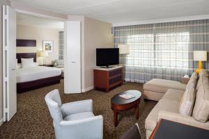 Habitación de hotel con cama y sala de estar. en Hyatt Regency Suites Atlanta Northwest, en Atlanta