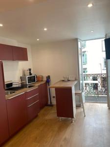 een keuken met een aanrecht en een magnetron bij la maison d' antoine 2 in Chamalières