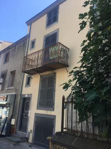 een gebouw met een balkon aan de zijkant bij la maison d' antoine 2 in Chamalières