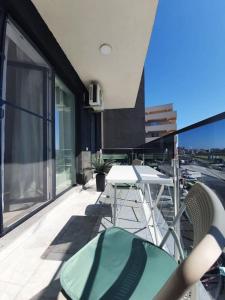 Ban công/sân hiên tại Oasis Beach Apartment