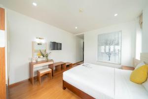 Cama ou camas em um quarto em Happy Day Riverside Hotel & Spa Danang by Haviland