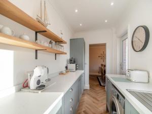 cocina con encimera blanca y fregadero en Edie' Bungalow, en Bridlington