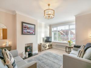Una sala de estar con dos sofás y una chimenea. en Edie' Bungalow, en Bridlington