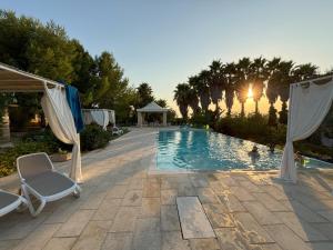 Bazén v ubytování WHITE POOL 7P Matino - Gallipoli nebo v jeho okolí