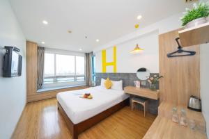 Cama ou camas em um quarto em Happy Day Riverside Hotel & Spa Danang by Haviland