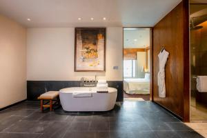 Koupelna v ubytování The St. Regis Lhasa Resort