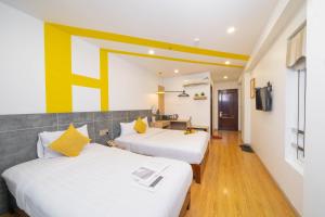 Cama ou camas em um quarto em Happy Day Riverside Hotel & Spa Danang by Haviland