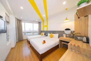 Cama ou camas em um quarto em Happy Day Riverside Hotel & Spa Danang by Haviland