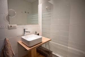 ein Badezimmer mit einem weißen Waschbecken und einer Dusche in der Unterkunft El Alamo Sierra Nevada APTO NUEVO 2 habitaciones 2 baños en zona baja in Sierra Nevada + 35 Fotos