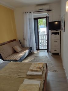 Posteľ alebo postele v izbe v ubytovaní Apartment in Jadranovo with sea view, balcony, air conditioning, Wi-Fi (3856-2)