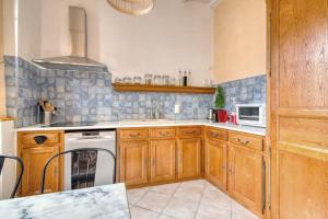 Η κουζίνα ή μικρή κουζίνα στο La Maison du Forgeron - Maison au calme de 110 m2 +3 φωτογραφίες