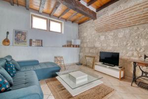 Μια τηλεόραση ή/και κέντρο ψυχαγωγίας στο La Maison du Forgeron - Maison au calme de 110 m2