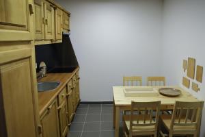 a kitchen with a sink and a table with chairs at Bucka-Lak in Szabolcsveresmart