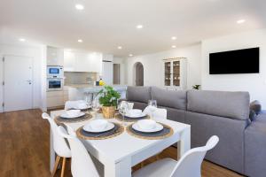 ein Wohnzimmer mit einem weißen Tisch und einer Couch in der Unterkunft EDEN RENTALS Luxury Heated-Pool Villa El Sauzal in El Sauzal