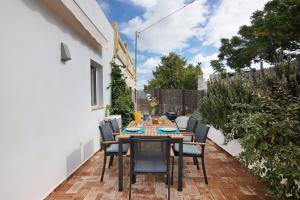 NoraにあるCasa Do Limoeiroの木製テーブルと椅子付きのパティオ