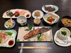 秩父市町住客室 秩父宿的摆满盘子和碗的桌子