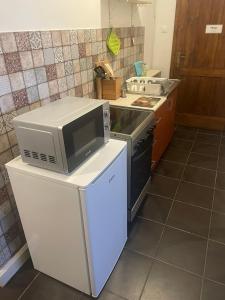 Kuchyňa alebo kuchynka v ubytovaní Rozmaring Vendégház