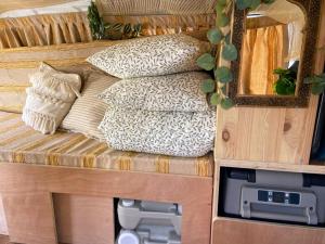 厄尔梅达诺Campervans的一堆毯子和枕头在rv上