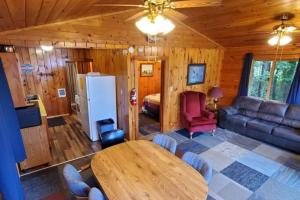 Gallery image of Quiet 2 Bedroom Bass Cabin In The Trees in Kabetogama