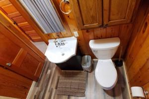 Gallery image of Quiet 2 Bedroom Bass Cabin In The Trees in Kabetogama +11 photos