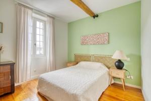 Ένα ή περισσότερα κρεβάτια σε δωμάτιο στο La Maison du Forgeron - Maison au calme de 110 m2