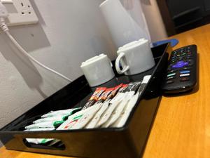 Příslušenství pro přípravu čaje a kávy v ubytování Citi Hotel Aberdeen