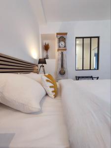 Fotografie z fotogalerie ubytování La Chambre Jaune - Chambre avec salle de bain v destinaci Argenton-sur-Creuse