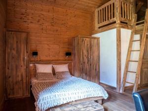 sypialnia z łóżkiem w drewnianej chacie w obiekcie Demi-Chalet en plein coeur de Chamonix - Gabi w Chamonix-Mont-Blanc