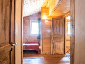 mały pokój z łóżkiem w drewnianym domu w obiekcie Demi-Chalet en plein coeur de Chamonix - Gabi w Chamonix-Mont-Blanc +17 zdjęć