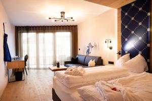 Letto o letti in una camera di Luis & die Buabm - Gasthof Jenesien