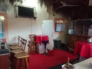 法尔茅斯D&P Place of Tranquility的一间设有椅子和一张桌子及红色桌布的房间