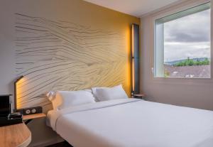 Postel nebo postele na pokoji v ubytování B&B HOTEL Annecy Cran-Gevrier