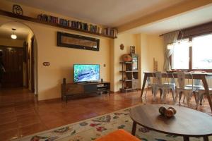 Μια τηλεόραση ή/και κέντρο ψυχαγωγίας στο La Casa de la Luz con Piscina Julio y Agosto