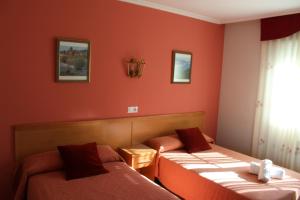 A bed or beds in a room at Hotel Rego Foz