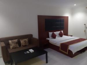 a hotel room with a bed and a table at أثير-النزهة in Jeddah