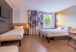 B&B HOTEL Annecy Cran-Gevrier客房内的一张或多张床位