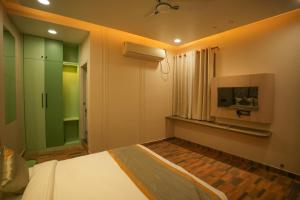 A bed or beds in a room at Dashrath Inn near Ramjanmbhoomi