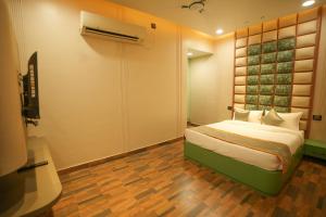 A bed or beds in a room at Dashrath Inn near Ramjanmbhoomi