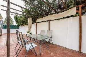 Un balcón o terraza en Relaxing Getaway 15' from Toledo