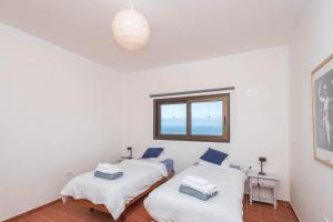 Postel nebo postele na pokoji v ubytování Lightbooking Villa Charco Azul Frontera