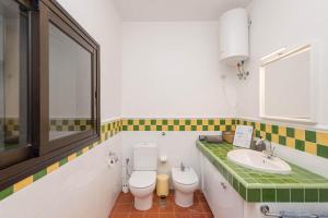 Koupelna v ubytování Lightbooking Villa Charco Azul Frontera + 37 fotografií