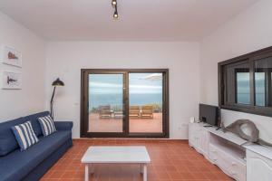 TV a/nebo společenská místnost v ubytování Lightbooking Villa Charco Azul Frontera