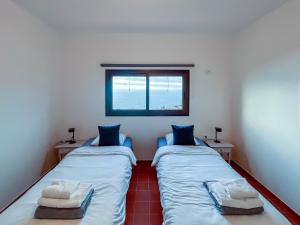 Postel nebo postele na pokoji v ubytování Lightbooking Villa Charco Azul Frontera