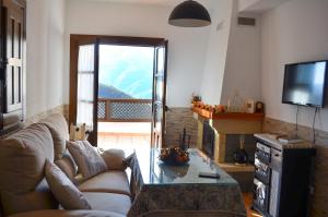 TV a/nebo společenská místnost v ubytování Aura de la Alpujarra