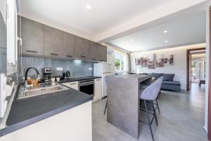 una cocina con fregadero y encimera en Starry Sky Luxury Apartment 1, en Lefkimmi