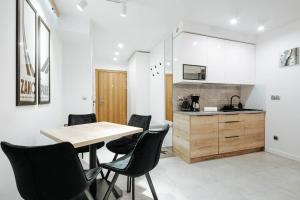 Kuchyňa alebo kuchynka v ubytovaní GórSKI Przystanek Apartament Satoła 2 + 27 fotografií