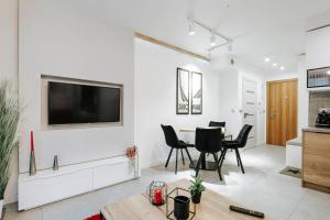 Televízia a/alebo spoločenská miestnosť v ubytovaní GórSKI Przystanek Apartament Satoła 2